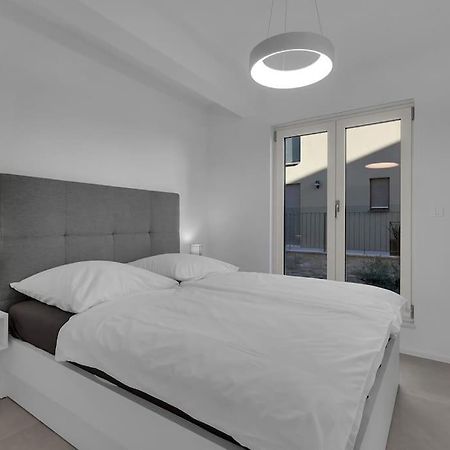 Apartman Delux With Private Pool - Makarska Exklusiv Tučepi Exteriör bild