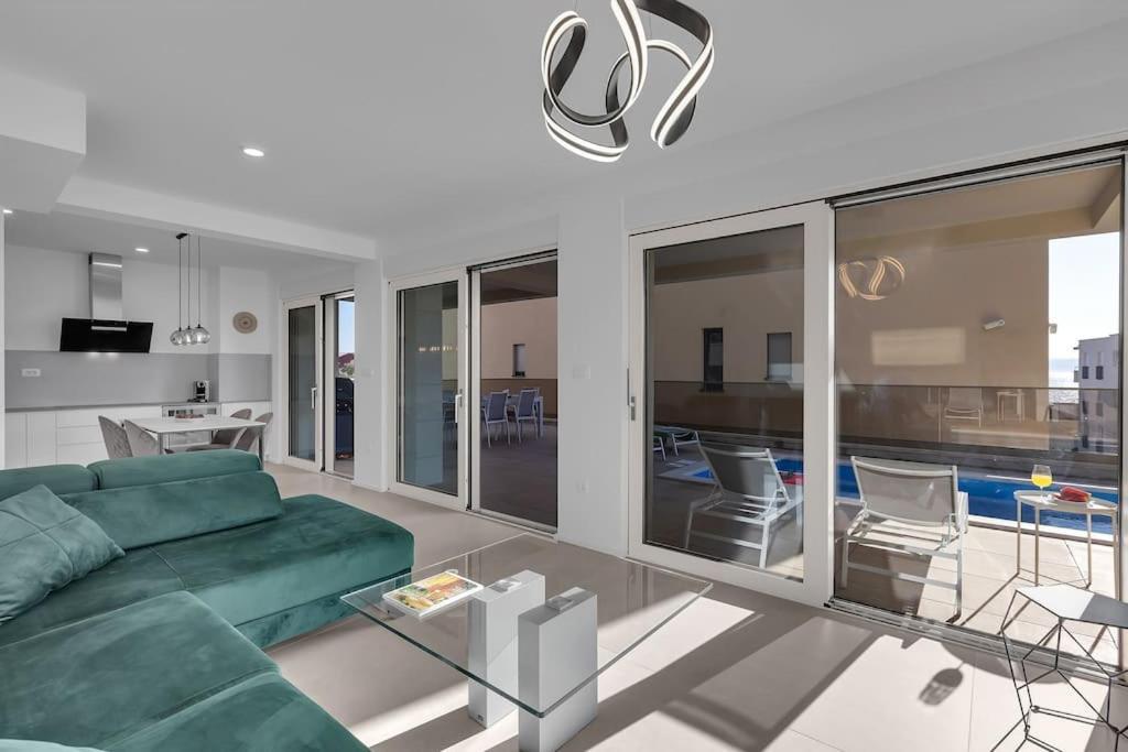 Apartman Delux With Private Pool - Makarska Exklusiv Tučepi Exteriör bild