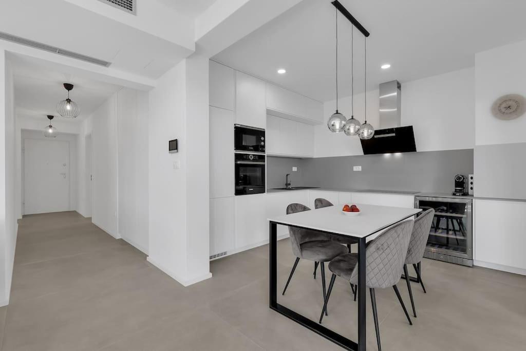 Apartman Delux With Private Pool - Makarska Exklusiv Tučepi Exteriör bild