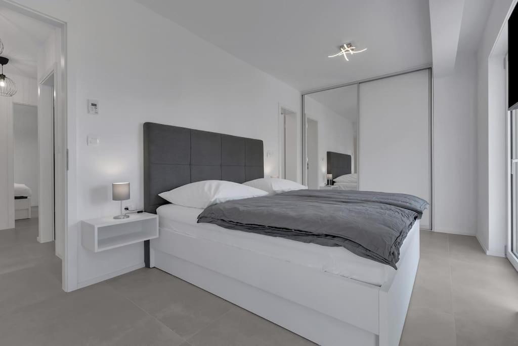 Apartman Delux With Private Pool - Makarska Exklusiv Tučepi Exteriör bild