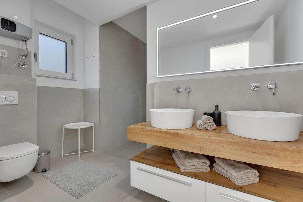 Apartman Delux With Private Pool - Makarska Exklusiv Tučepi Exteriör bild