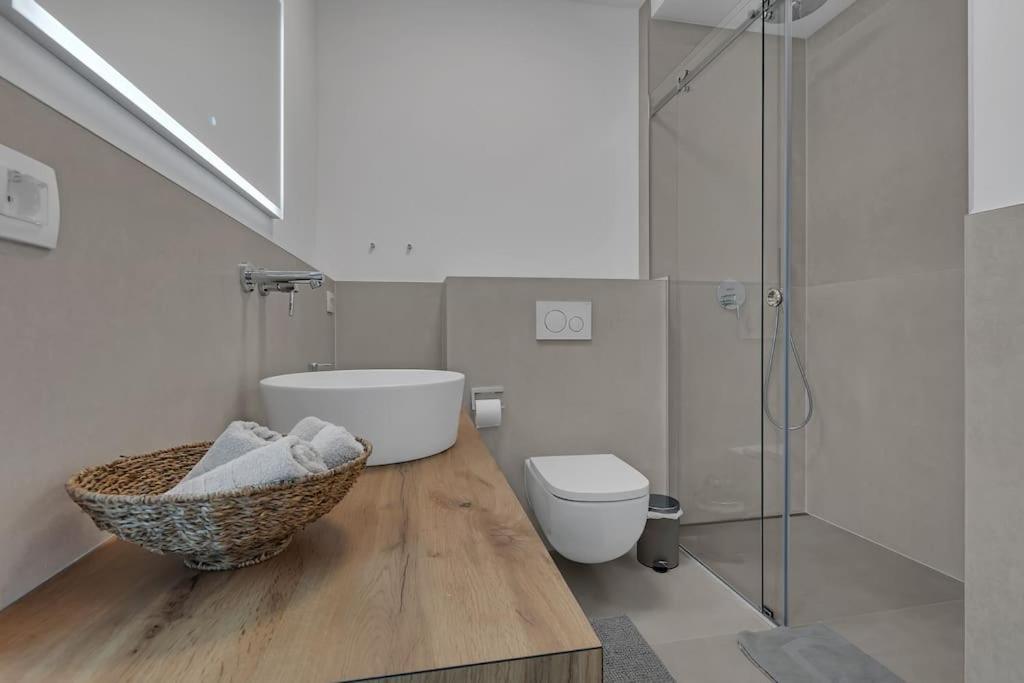 Apartman Delux With Private Pool - Makarska Exklusiv Tučepi Exteriör bild