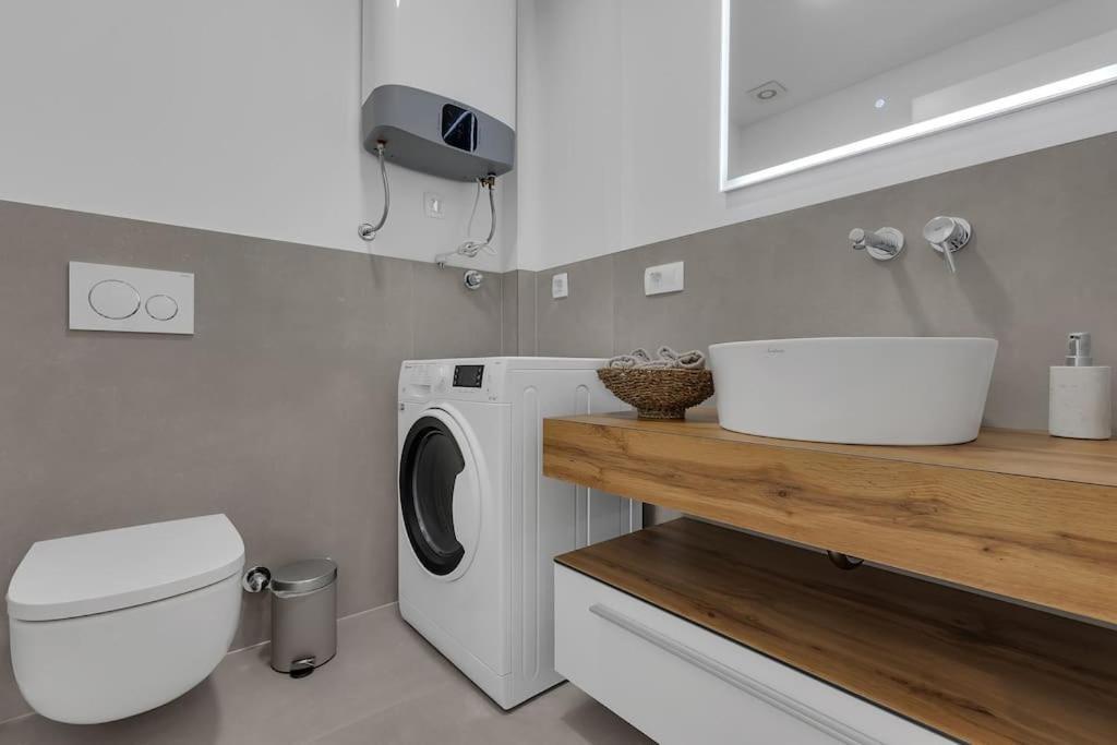 Apartman Delux With Private Pool - Makarska Exklusiv Tučepi Exteriör bild
