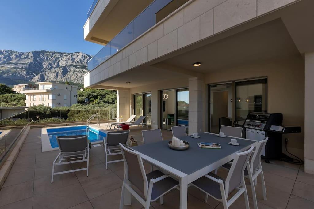 Apartman Delux With Private Pool - Makarska Exklusiv Tučepi Exteriör bild