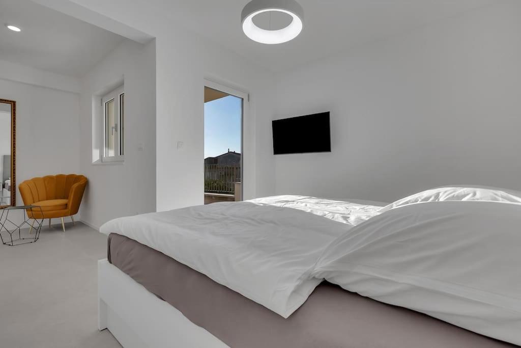 Apartman Delux With Private Pool - Makarska Exklusiv Tučepi Exteriör bild
