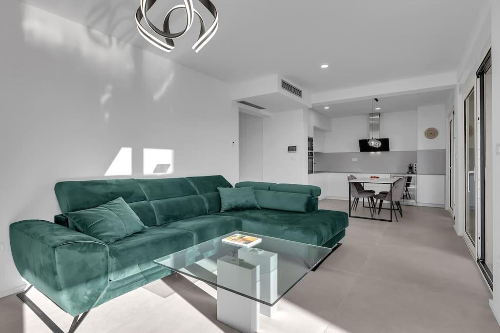 Apartman Delux With Private Pool - Makarska Exklusiv Tučepi Exteriör bild