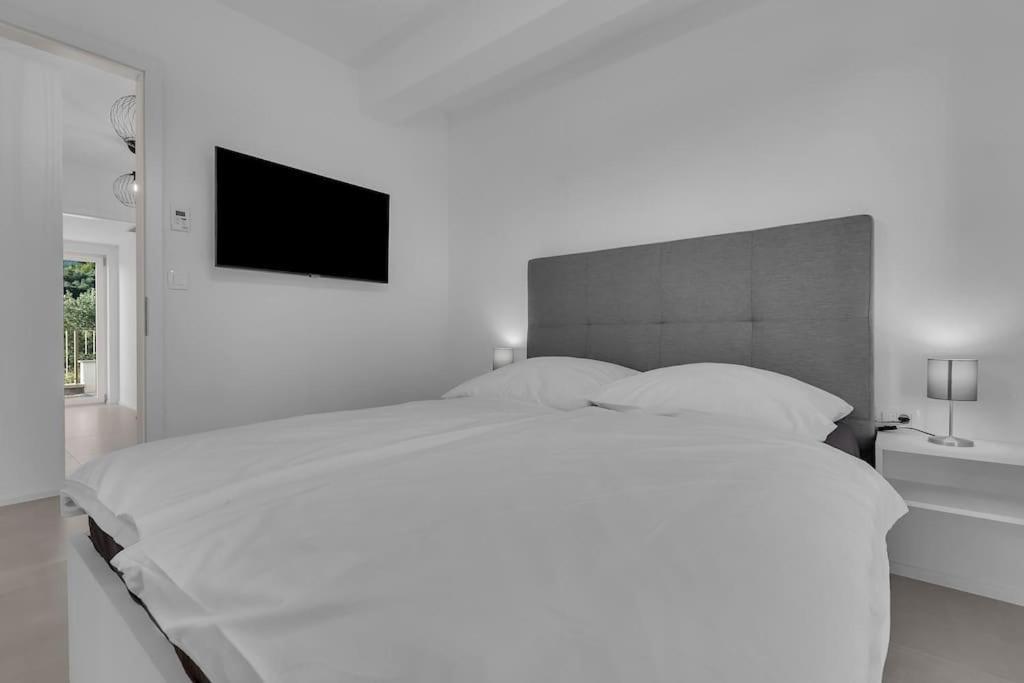 Apartman Delux With Private Pool - Makarska Exklusiv Tučepi Exteriör bild