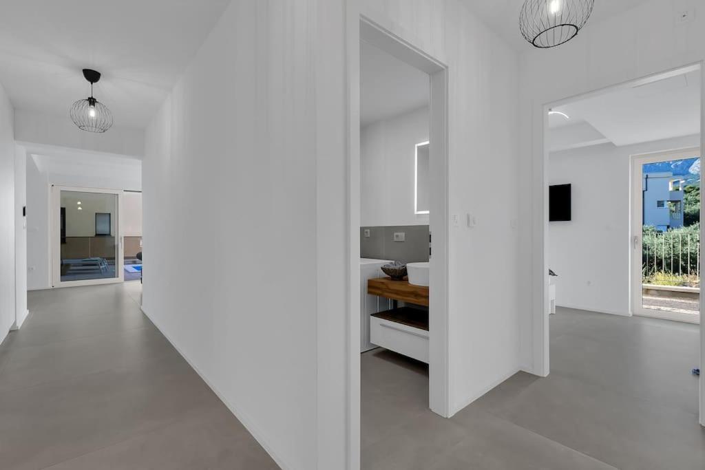 Apartman Delux With Private Pool - Makarska Exklusiv Tučepi Exteriör bild