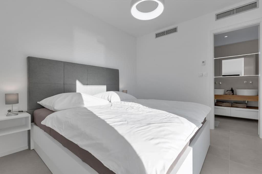 Apartman Delux With Private Pool - Makarska Exklusiv Tučepi Exteriör bild